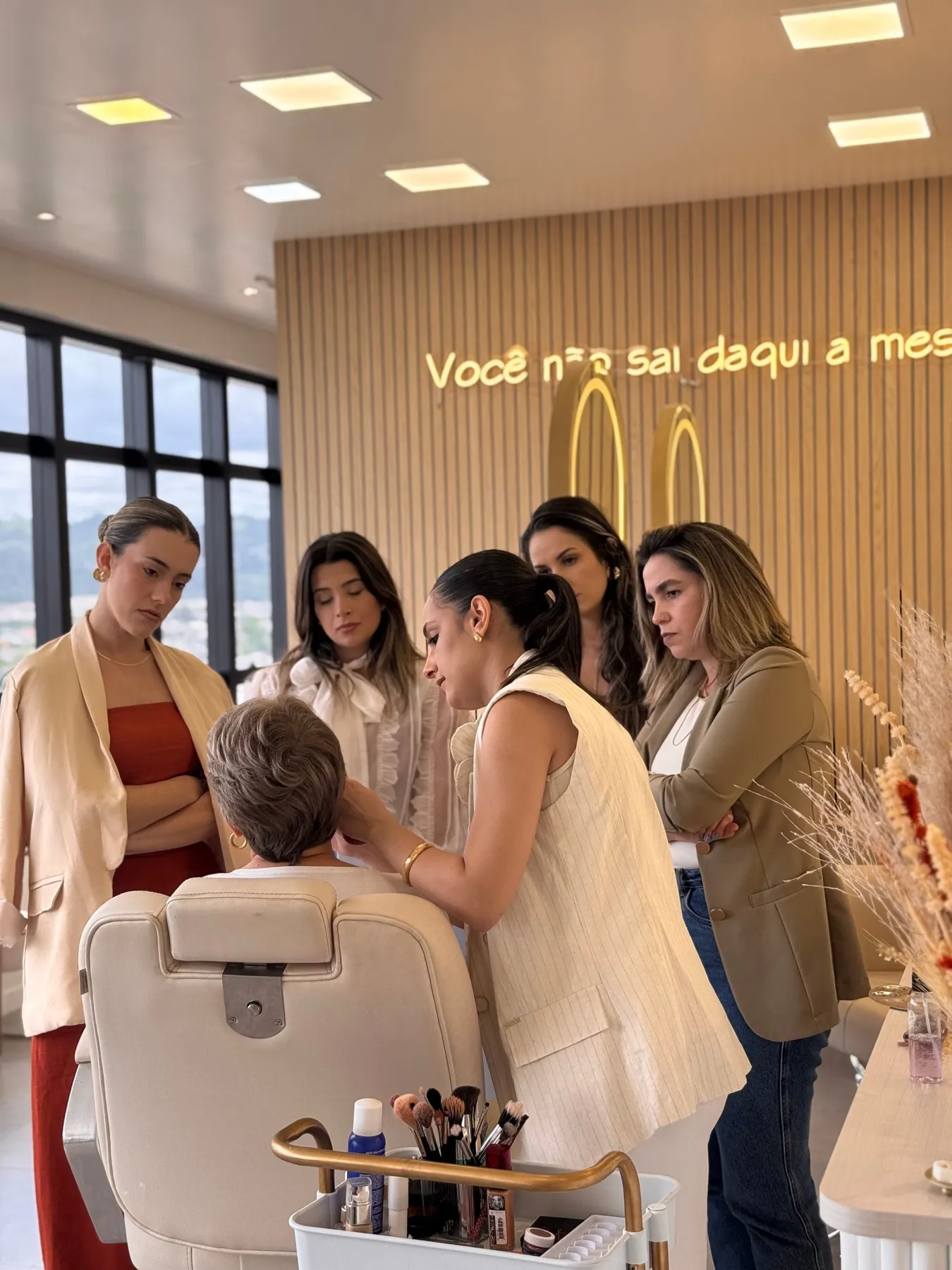 Karol Alexandre ensinando maquiagem profissional para um grupo de alunas