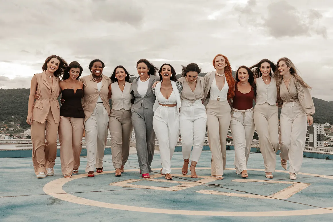 Equipe do Conceito KA caminhando juntas em um terraço
